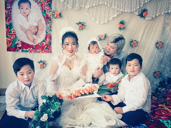 Cặp đôi cưới lại sau 1 thập kỷ để 4 con được xuất hiện trong ảnh cưới bố mẹ