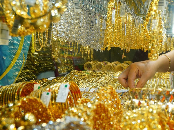 Giá vàng đồng loạt giảm, vàng trong nước ‘bốc hơi’ gần 1 triệu đồng/lượng