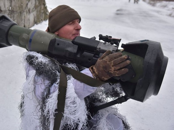 Vũ khí ào ạt đổ tới Ukraine
