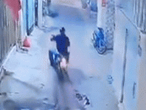 Clip ghi lại phút lạnh gáy: Gã đàn ông đi xe máy vào ngõ, vung dao chém người vô cớ
