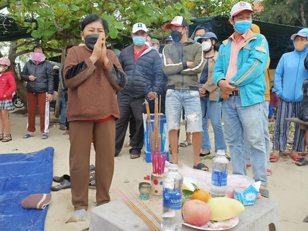 Người nhà vụ lật ca nô khóc ngất, lập bàn thờ mong sớm tìm được nạn nhân mất tích