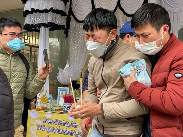 Vụ chìm ca nô 15 người tử vong: Những hình ảnh thắt lòng ở nhà tang lễ