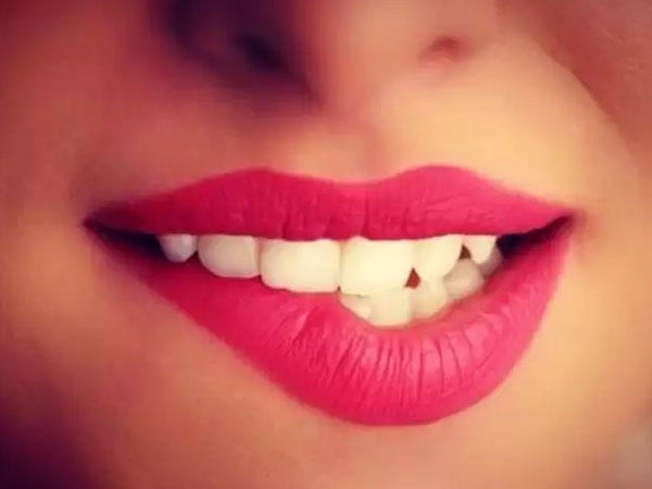 Khi nói chuyện mà thấy người phụ nữ đối diện cắn nhẹ vào môi nghĩa là gì? Không phải đấng mày râu nào cũng đủ tinh tế để biết