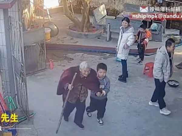 Bà chống gậy bước vào cửa, cậu bé 6 tuổi có hành động khiến bố mẹ tự hào