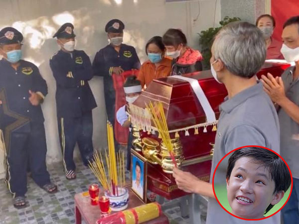 Tang lễ diễn viên Ốc Bảo Bảo: Mẹ ruột ngất lịm, em gái nhỏ đội khăn tang cho anh trai, liên tục vái khách viếng