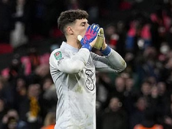 CĐV khoe sở hữu trái bóng Kepa sút trượt phạt đền ở trận Chelsea thua Liverpool