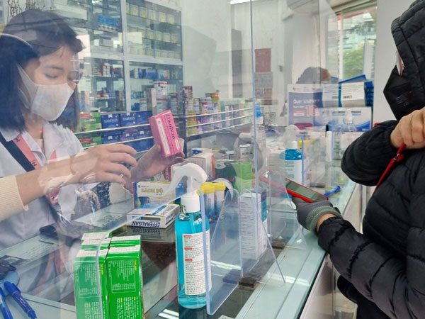 Người dân đưa video test nhanh đi mua thuốc Molnupiravir, không cần đơn bác sĩ