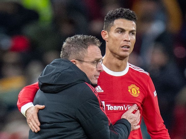 HLV Rangnick không tin Ronaldo còn gánh nổi MU, Berbatov lập tức nhắc nhở
