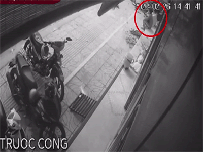 Đang ngồi nghỉ ngơi trước cửa nhà, hai người bị mảng bê tông sập đè trúng