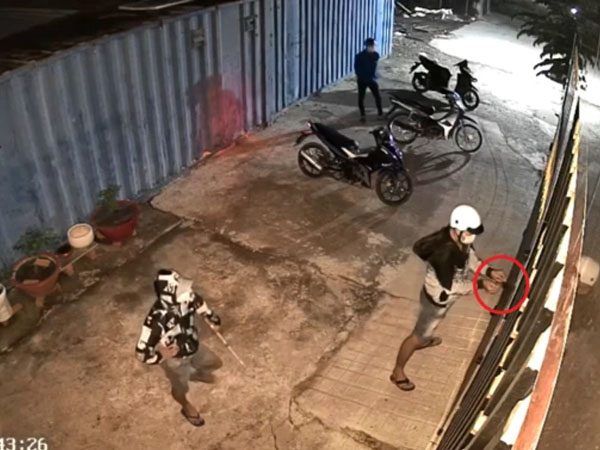 Nhóm thanh niên trộm gà lúc rạng sáng, dọa giết chủ nhà khi bị phát hiện