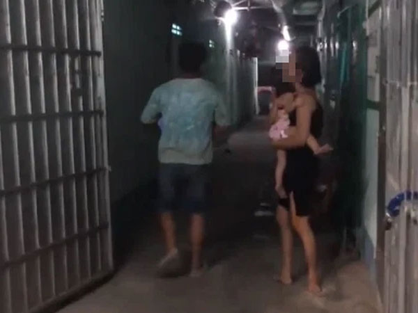 Gào khóc uất ức khi cả gia đình bị chủ trọ đuổi ra khỏi nhà không cho vào vì con nhỏ 5 tháng tuổi mới mất