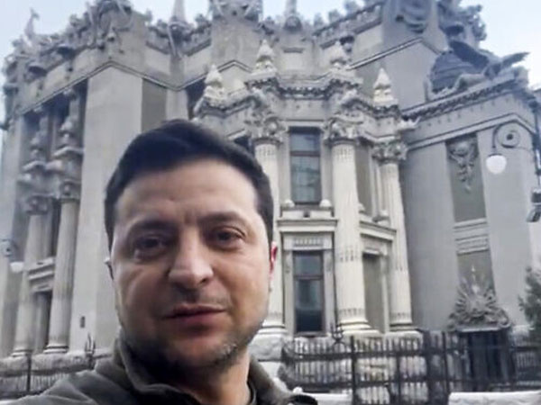 Tổng thống Zelensky liên lạc với Mỹ thông qua điện thoại vệ tinh và liên tục di chuyển