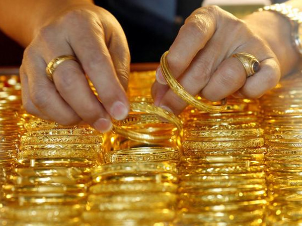 Giá vàng tăng mạnh, vượt 67 triệu đồng/lượng, nhiều người đua nhau 'chốt lời'