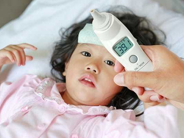 Sai lầm của bố mẹ khi chăm sóc trẻ F0 bị sốt khiến con gặp nguy hiểm: Copy đơn thuốc của F0 khác, dùng quá liều thuốc hạ sốt