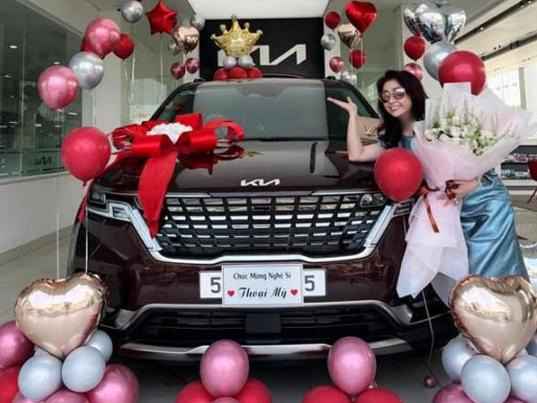 NSƯT Thoại Mỹ tậu hẳn xế hộp 1,5 tỷ sau thời gian kinh doanh online: 'Thích nhất mùi xe mới và cảm giác bóc tem'
