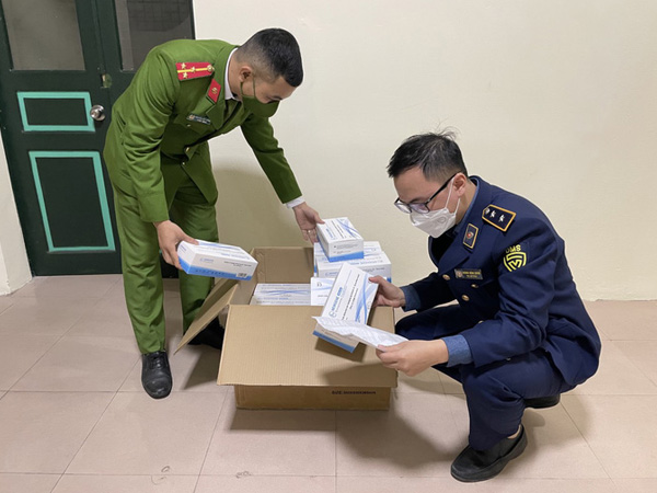 Thu mua hàng ngàn kit test Covid-19 để bán trên 'chợ mạng' kiếm lời
