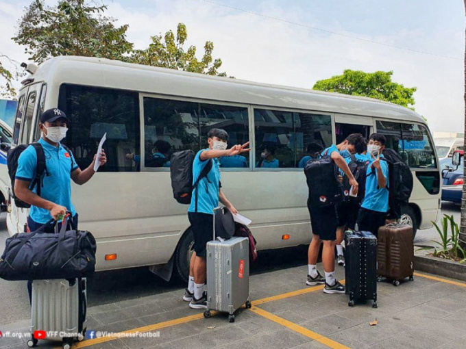 Di chuyển bằng đường bộ, 11 thành viên U23 Việt Nam về sớm hơn kế hoạch