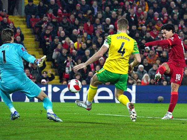 Minamino lập cú đúp, Liverpool đi tiếp ở FA Cup