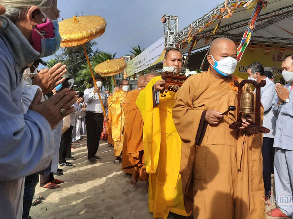 Hàng nghìn người cầu siêu tưởng niệm cho 17 nạn nhân vụ chìm ca nô
