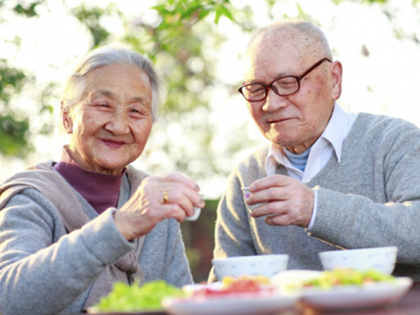 Có một người già sống lâu ở nhà là điều tốt hay điều xấu đối với con cháu?