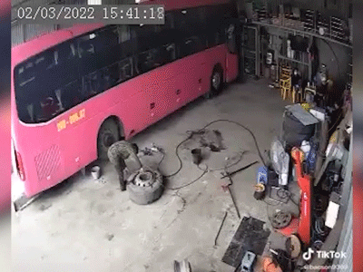 Người đàn ông nằm bất động sau khi bị hất tung lên không lúc bơm lốp xe