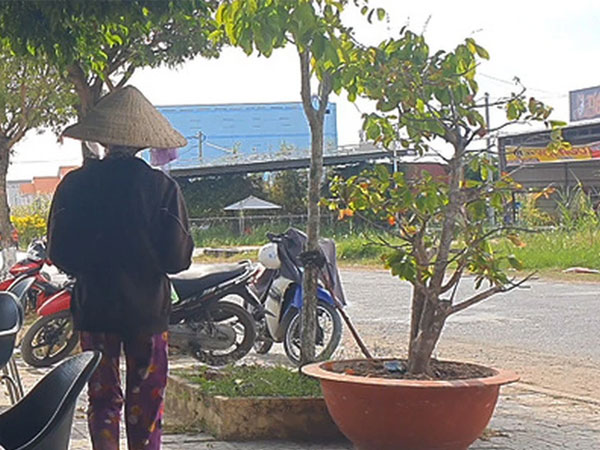 Người 'giấu mặt' quay clip vụ bé gái bán vé số bị người thân đánh đập dã man: Tôi nghe mà ám ảnh mãi!