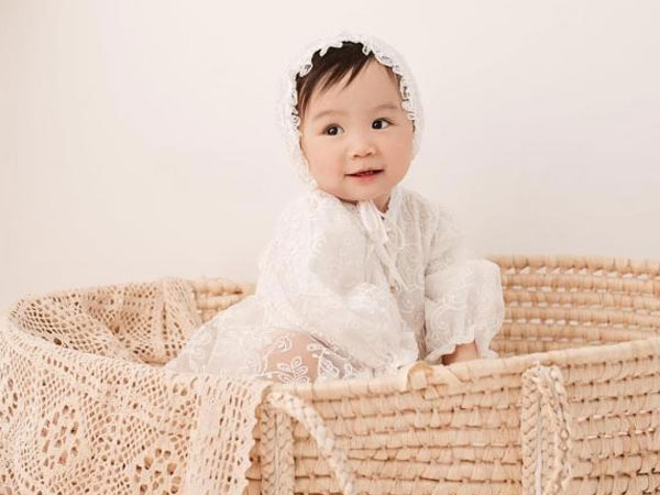 An Nguy tung bộ ảnh mừng con gái cưng tròn 1 tuổi, loạt biểu cảm cưng xỉu của cô bé gây 'lụi tim'