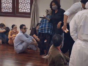Dân mạng thở dài trước khoảnh khắc 1 nghệ sĩ gạo cội bị đàn em 'ngó lơ' tại lễ cầu siêu cố NS Ngọc Đáng: 'Bạc bẽo quá'