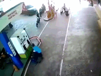 Clip: Kinh hoàng cảnh ô tô mất lái lao vào trạm xăng rồi lật nghiêng