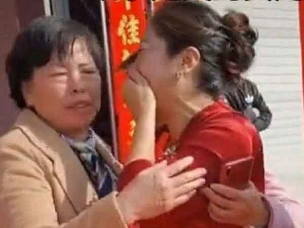 Xúng xính tham dự hôn lễ lần thứ 2 của mẹ, con gái 'quay xe' báo cảnh sát khi thấy chú rể