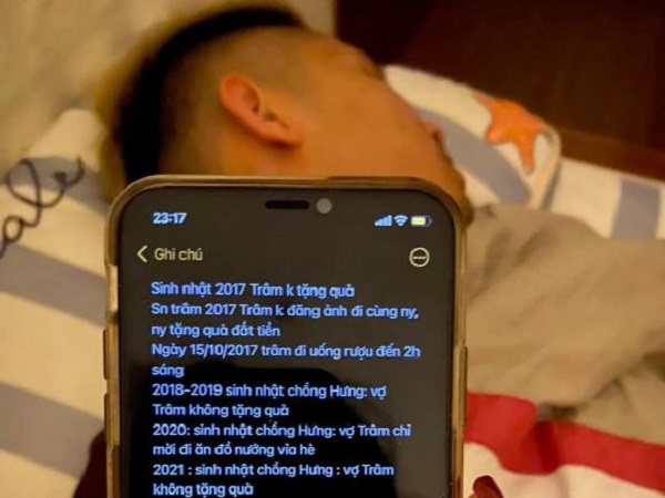 Lén trộm xem điện thoại của chồng, vợ bất ngờ phát hiện điều giấu kín trong gần 6 năm