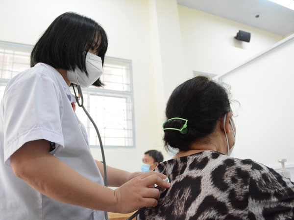 F0 có triệu chứng nhẹ, 1 tháng sau bị chẩn đoán tổn thương phổi