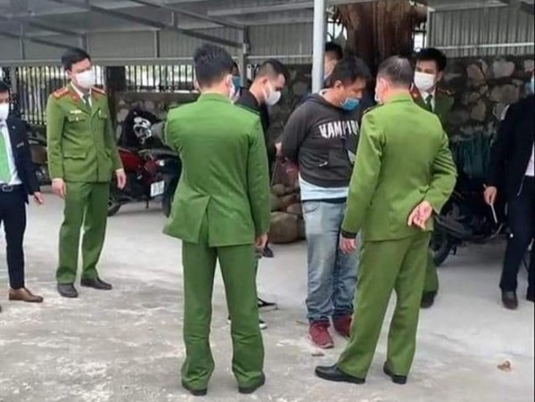 Chiếc balo màu đỏ của đối tượng cướp ngân hàng Vietcombank đựng gì?
