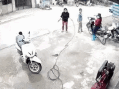 Ô tô sượt qua sống lưng người phụ nữ, camera quay lại 22 giây thần chết ngủ quên