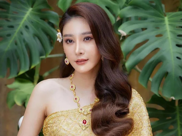 Bố ruột Tangmo 'Chiếc lá cuốn bay' kể về việc ly hôn, netizen ngán ngẩm: Bà Panida cư xử quá tuyệt tình