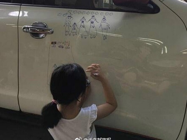 Con gái vẽ nguệch ngoạc lên ô tô nhưng ông bố không hề tức giận mà còn thay đổi suy nghĩ ngay sau đó