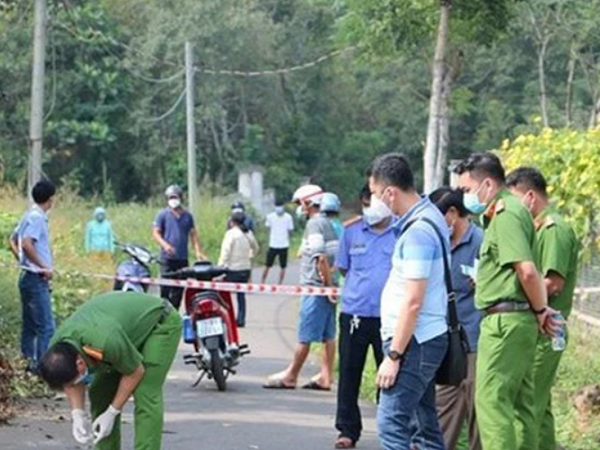 Dùng dao sát hại con trai rồi chém vợ nhập viện