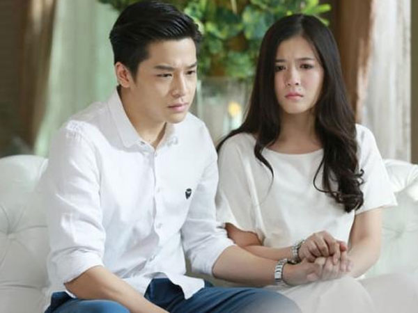 Đi ăn nhà hàng với gia đình, mẹ tôi ú ớ chỉ vào cô gái ngồi giữa những người đàn ông mặt mũi dữ tợn, xăm trổ đầy mình