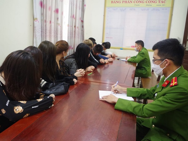 Bắt quả tang 11 nam, nữ thuê nhà hàng để bay lắc
