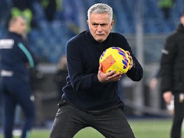 Roma thắng trận, Mourinho khiến tất cả bật cười với câu đùa