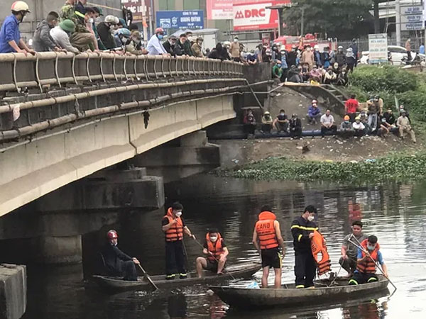 Thanh niên mất tích nghi đâm trúng thành cầu rơi xuống sông, cả trăm người vào cuộc tìm kiếm