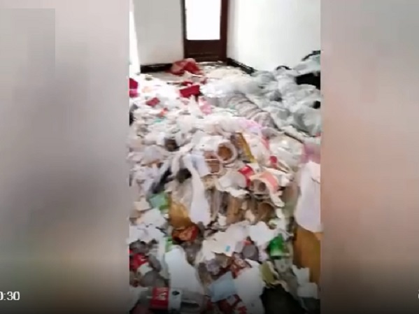 Chủ nhà phát hoảng khi nhìn căn phòng cho thuê như 'bãi chiến trường', phải gọi ngay thợ tới thay khóa