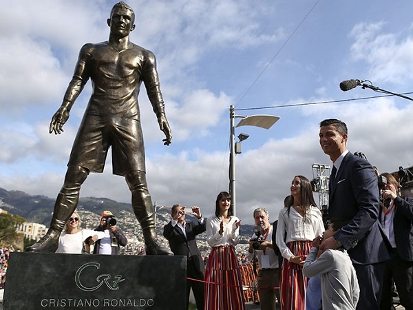 Tượng Ronaldo hao mòn vì bị fan 'sàm sỡ'