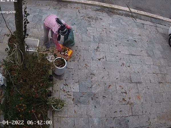 Thấy tiền đặt trước cửa nhà, gia chủ mở camera và nghẹn ngào khi biết nguyên do