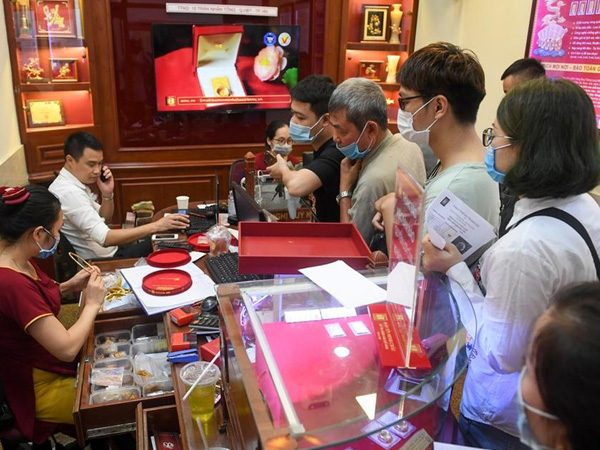 Giá vàng tăng phi mã, người dân Hà Nội đổ xô đi bán chốt lời