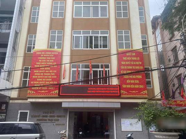 Trạm trưởng Y tế vòi tiền ký giấy cho F0 đi viện, luật nào nghiêm trị?