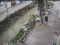 Cụ ông đang đi bỗng ngã nhào xuống sông, người nhà chạy ra vớt mới rõ nguyên nhân nhiều người hay mắc phải