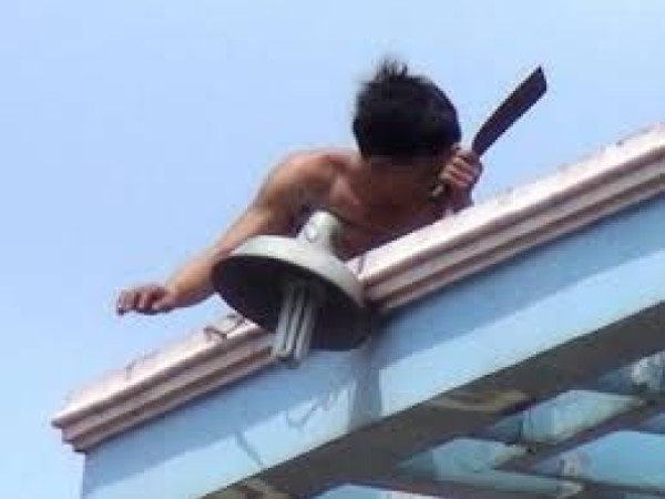 'Ngáo đá' xông vào nhà dân, đâm chém 3 người lớn và 1 cháu bé
