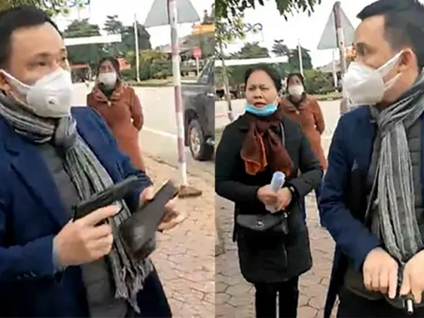 Người đàn ông rút súng lên đạn chỗ đông người