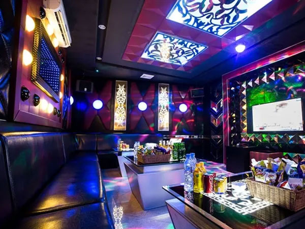 Hát karaoke cùng nhân viên nữ suốt 9 tiếng đồng hồ, người đàn ông co giật rồi tử vong